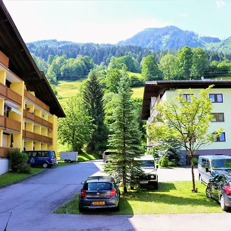 Green Wall Apartment Kaprun 公寓